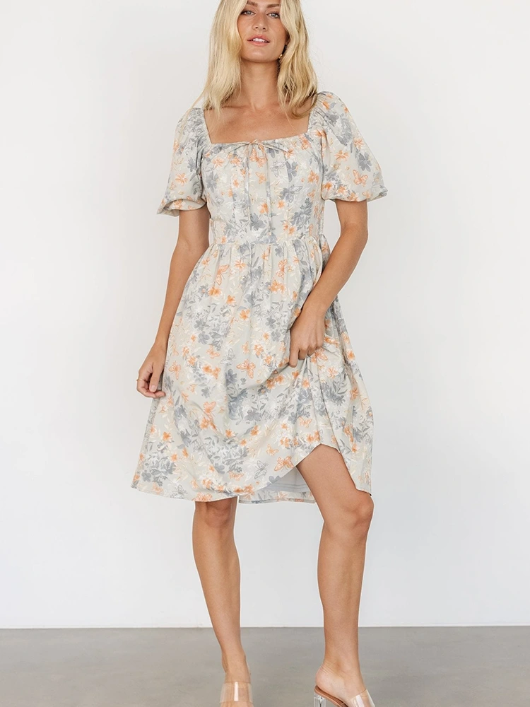 Vestido midi de manga corta con cuello cuadrado y estampado floral