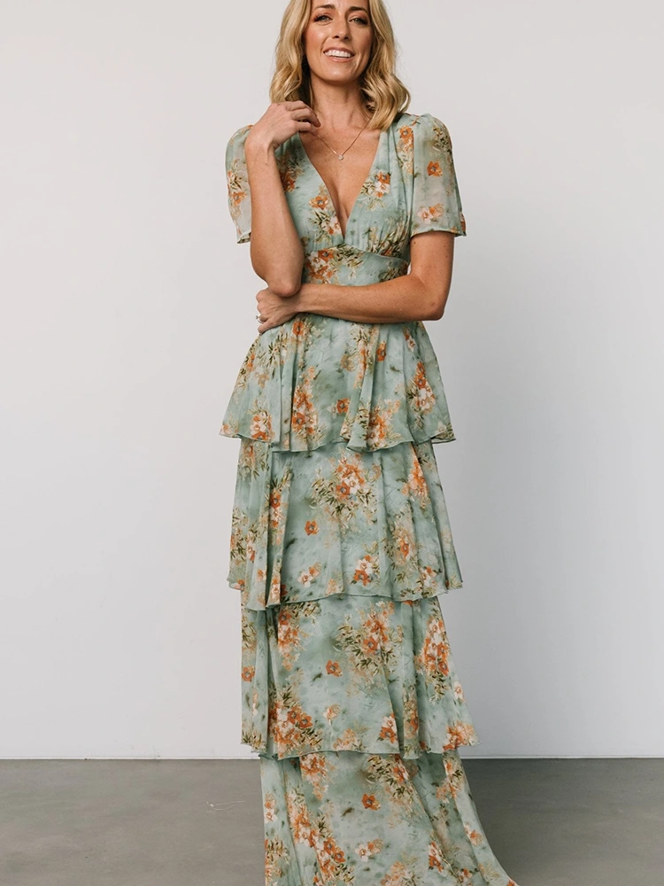 Vestido largo con estampado plisado en capas y volantes