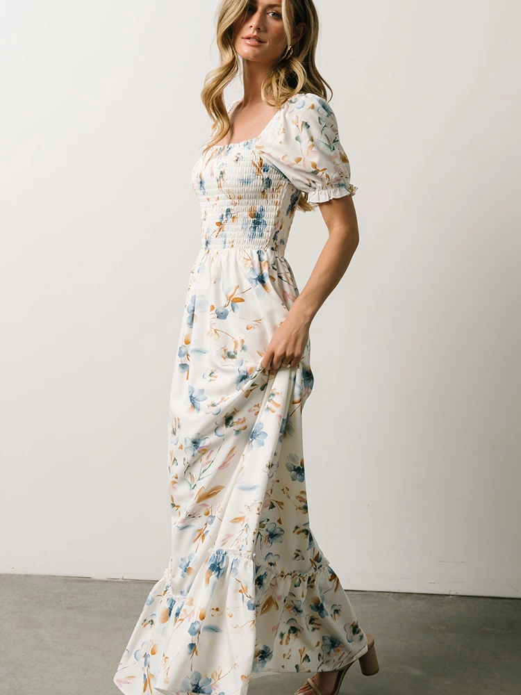 Vestido largo con estampado plisado y cuello cuadrado